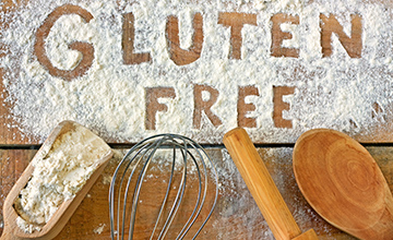 utensilios de cocina, harina y la palabra gluten free